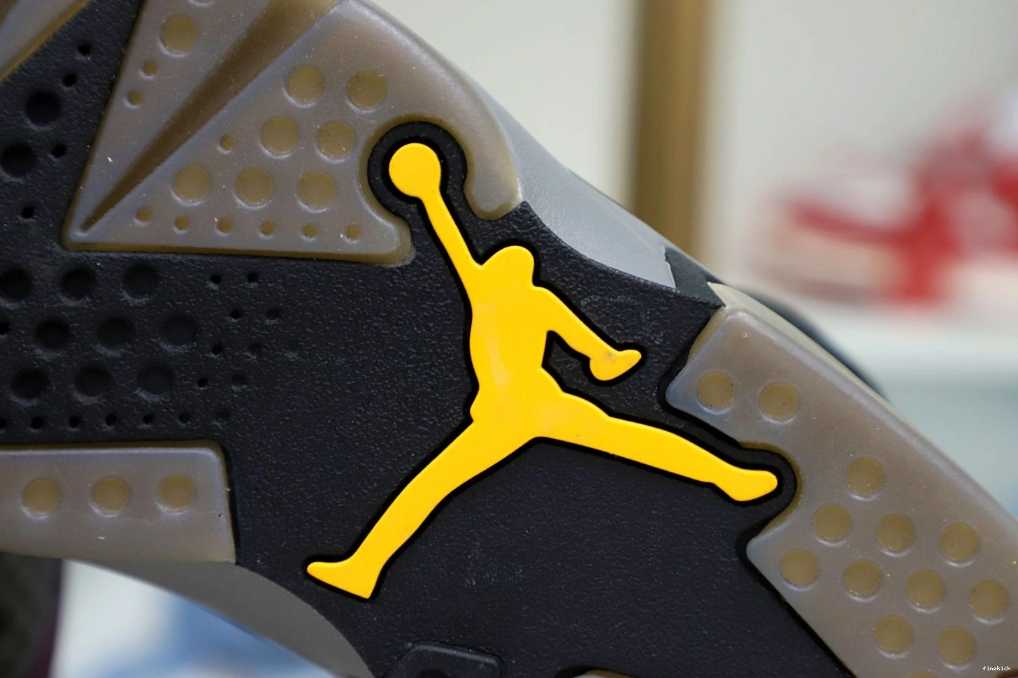 6 JORDAN AIR BORDEAUX RETRO 1115